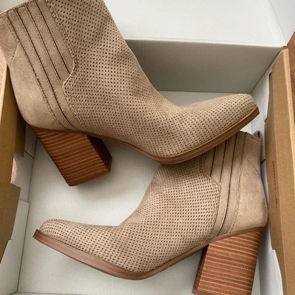 Tan Ankle Heeled Boots with Chunky Block Heel and Pointed Toe